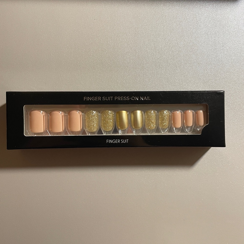 Finger Suit Press-On Nails - Beige and Metallic